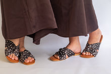 Load image into Gallery viewer, Abstract dot sandal • chocolate