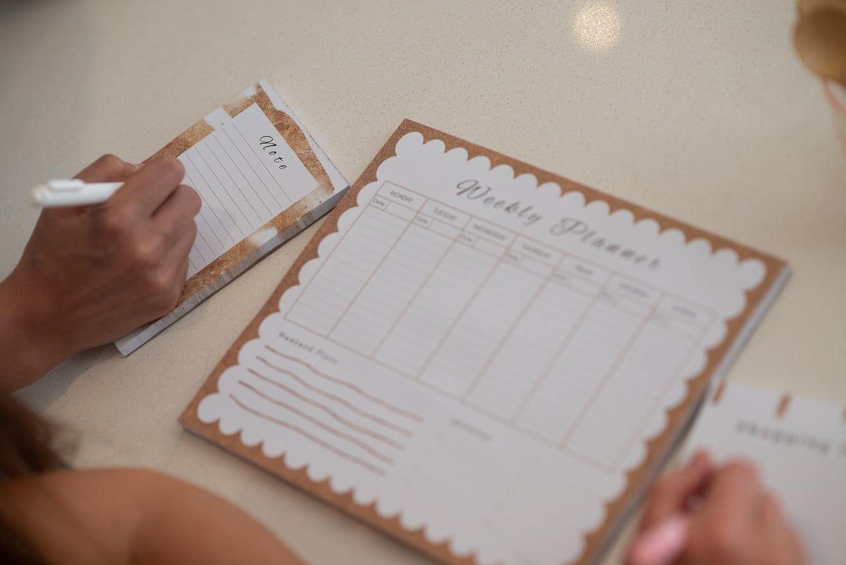 Weekly planner gold scallop